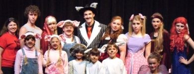 cast photo by Linda
                  Lee